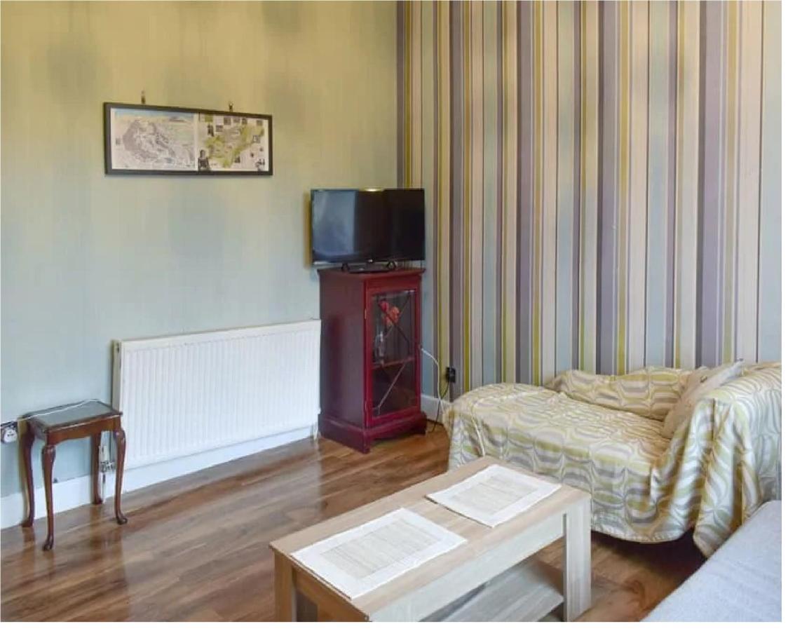 1 Bed In The Outskirts Of Edinburgh, Free Wifi & Street Parking, Self-Catering Appartamento Broxburn Esterno foto