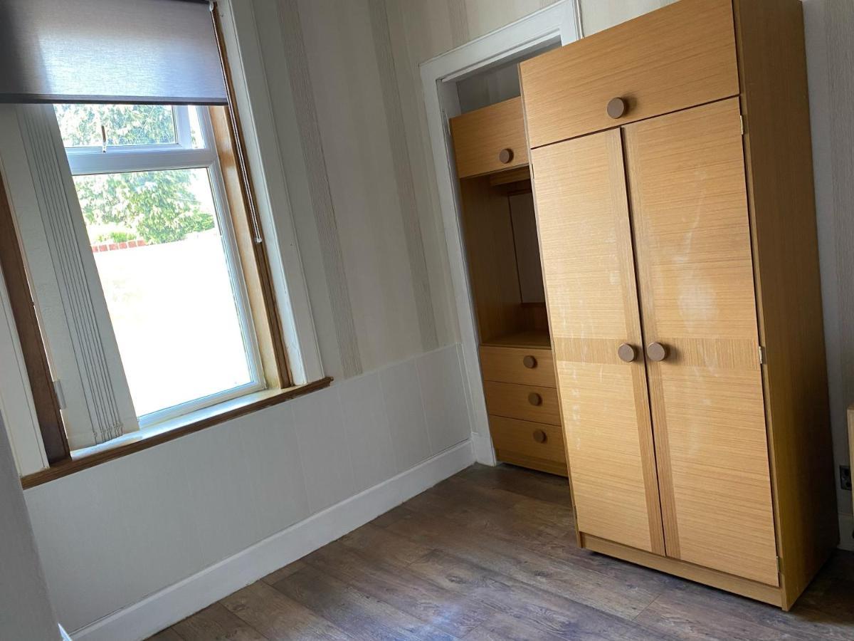 1 Bed In The Outskirts Of Edinburgh, Free Wifi & Street Parking, Self-Catering Appartamento Broxburn Esterno foto