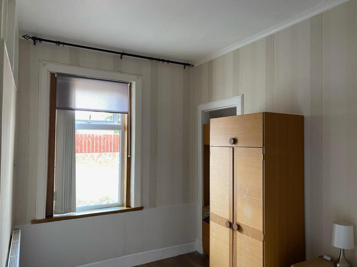 1 Bed In The Outskirts Of Edinburgh, Free Wifi & Street Parking, Self-Catering Appartamento Broxburn Esterno foto